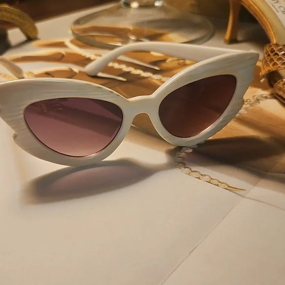 Agua Bendita Cream Cat-Eye Sunglasses Retro Target Aguabendita Chic Resort - Picture 1 of 5